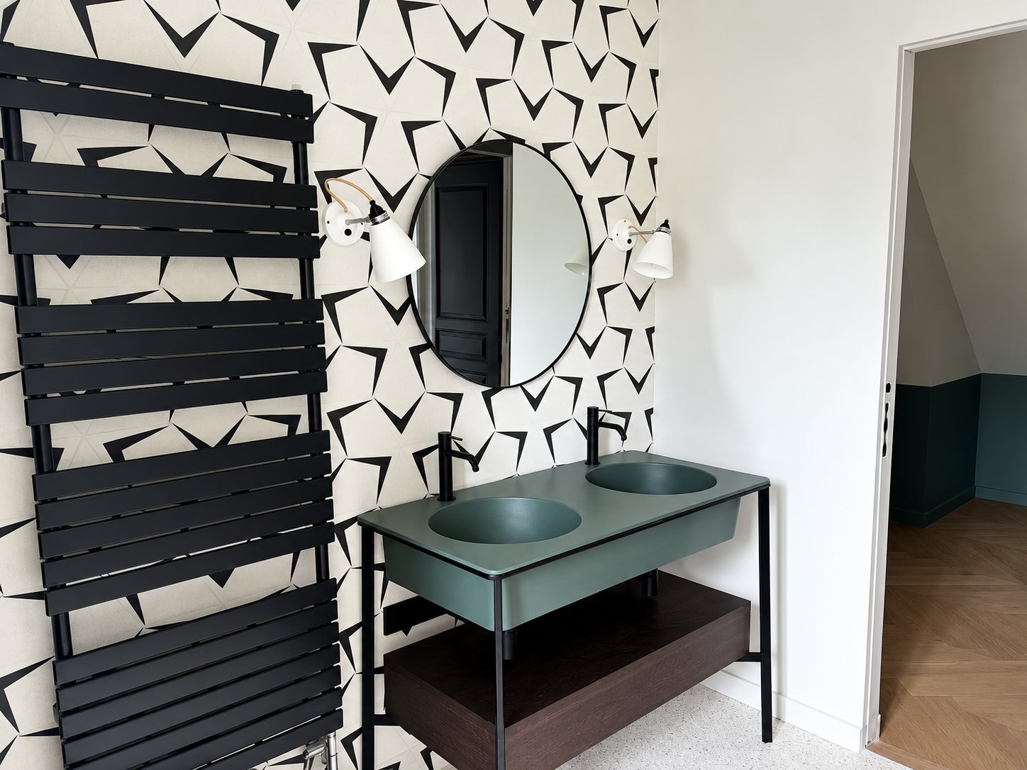 Salle de bains rénovée avec un meuble double vasque vert