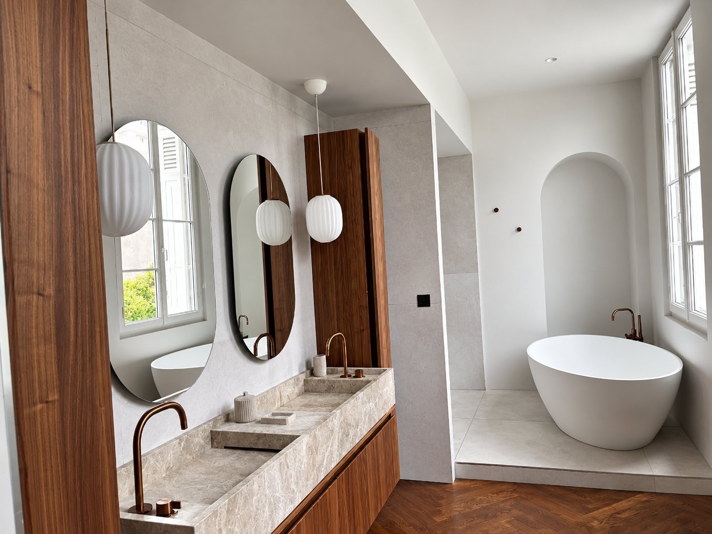 Salle de bains rénovée avec une vasque en marbre et une baignoire îlot