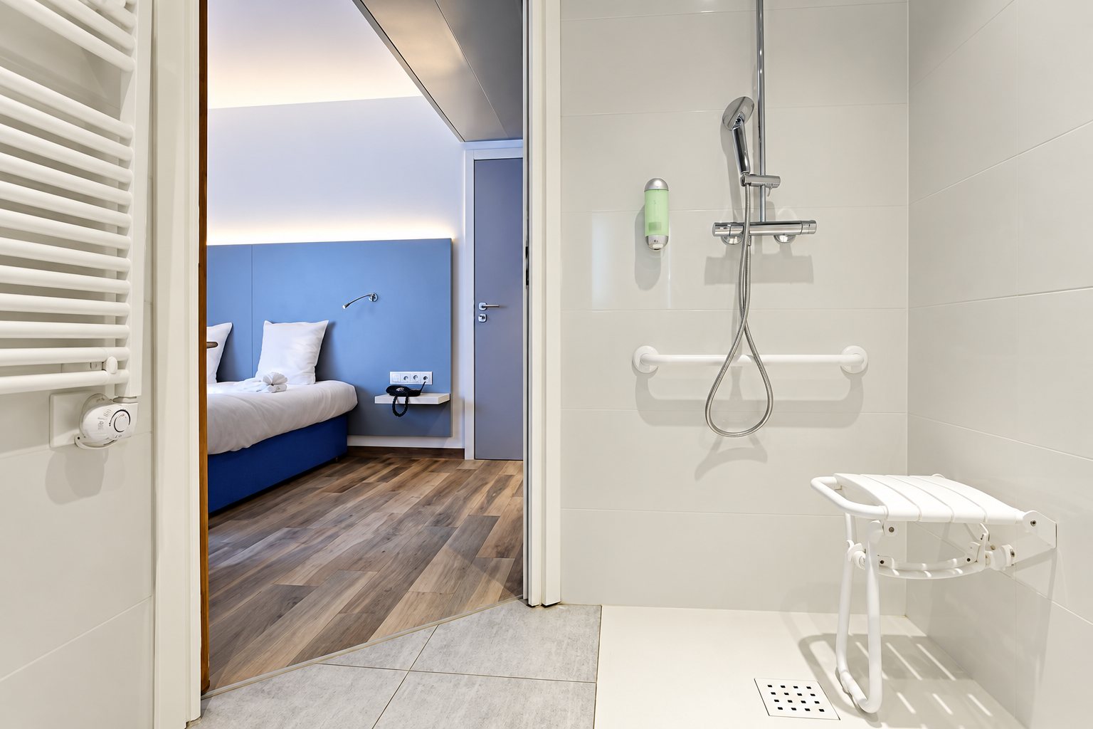 Douche accessible avec siège rabattable